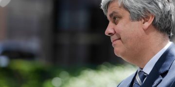 Public debt reaches 2012 lows down to 122.2% of GDP