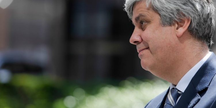 Public debt reaches 2012 lows down to 122.2% of GDP