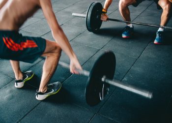 Wide back and narrow waist: how to train in the gym to get it