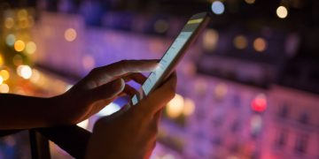 Is the living room suitable for basic lighting with spotlights?