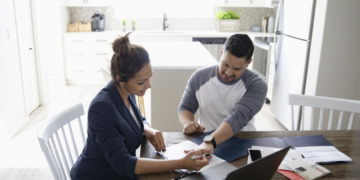 4 FINANCIAL TIPS FOR ENTREPRENEURS LAUNCHING A NEW BUSINESS